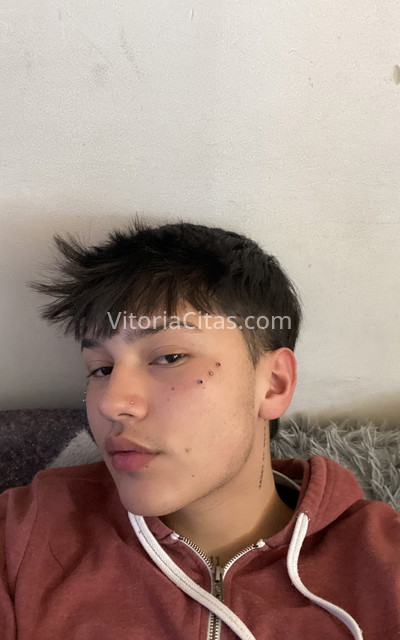 Cris, latino 19 años . 643176930. Citas en VITORIA, VITORIA. www.vitoriacitas.com.