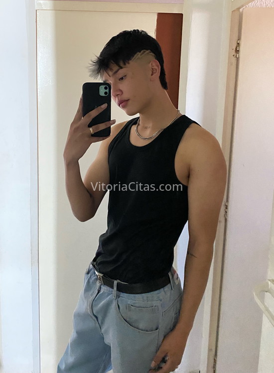 Cris, latino 19 años . 643176930. Citas en VITORIA, VITORIA. www.vitoriacitas.com.